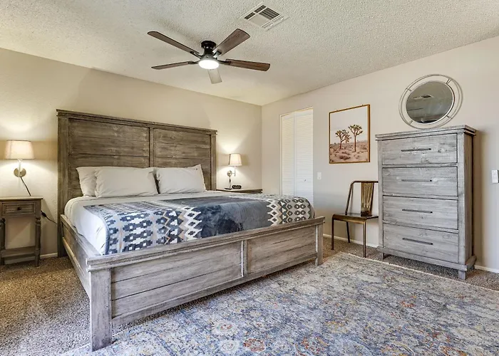 Walk To Riverview Park! Dog-friendly Retreat